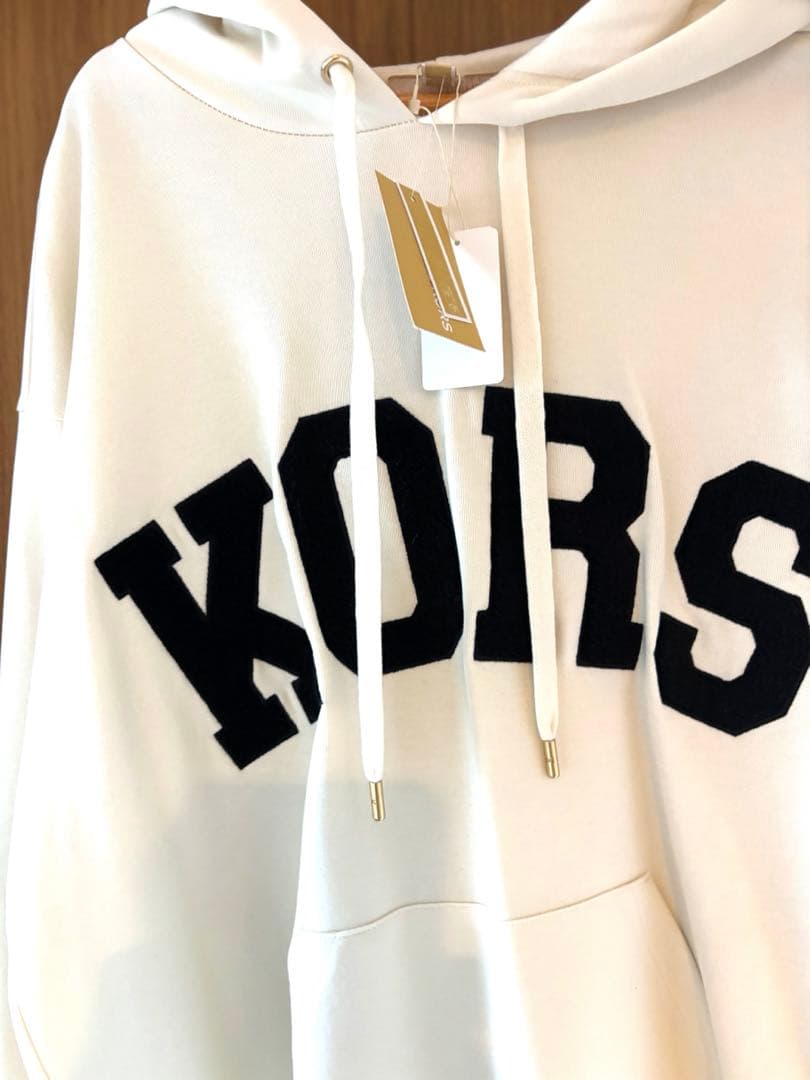マイケルコース　新品タグ付き　KORS フード付きパーカー ホワイト