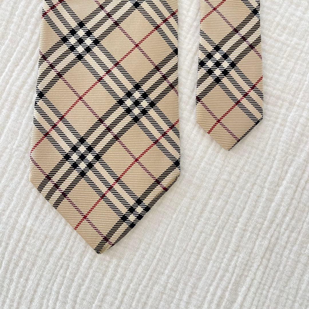 【美品】 バーバリー ノバチェック 光沢感 イタリア製