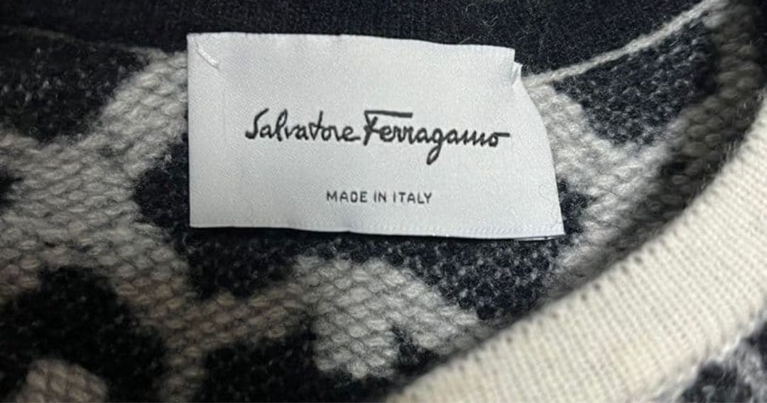 SALVATORE FERRAGAMO フェラガモ　ガンチーニ柄　カシミヤケープ