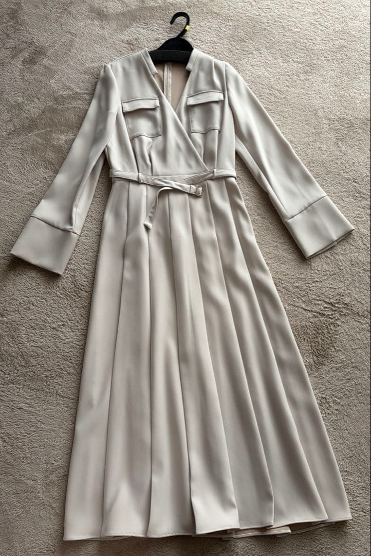 【新品】anuansダブルサテンノーカラータックワンピース　BEIGE