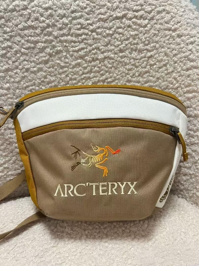 ARC'TERYX BEAMS Mantis 2 ベージュショルダーバッグ