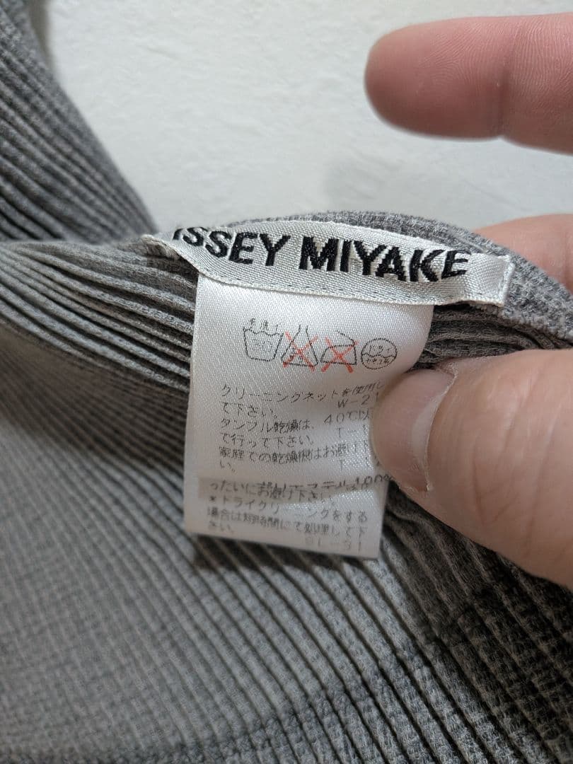 ISSEY MIYAKE グレー 　プリーツ　ベスト