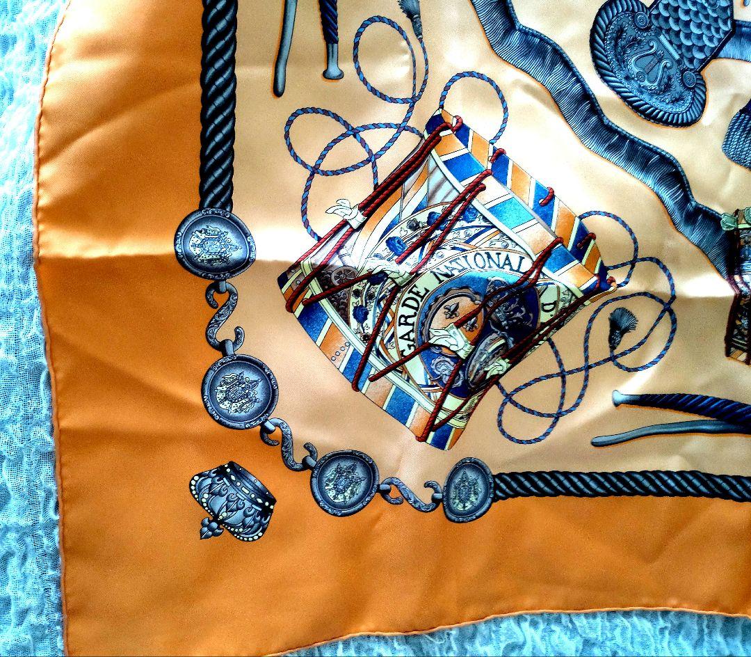 HERMES　カレ 90 LES TAMBOURS シルクスカーフ