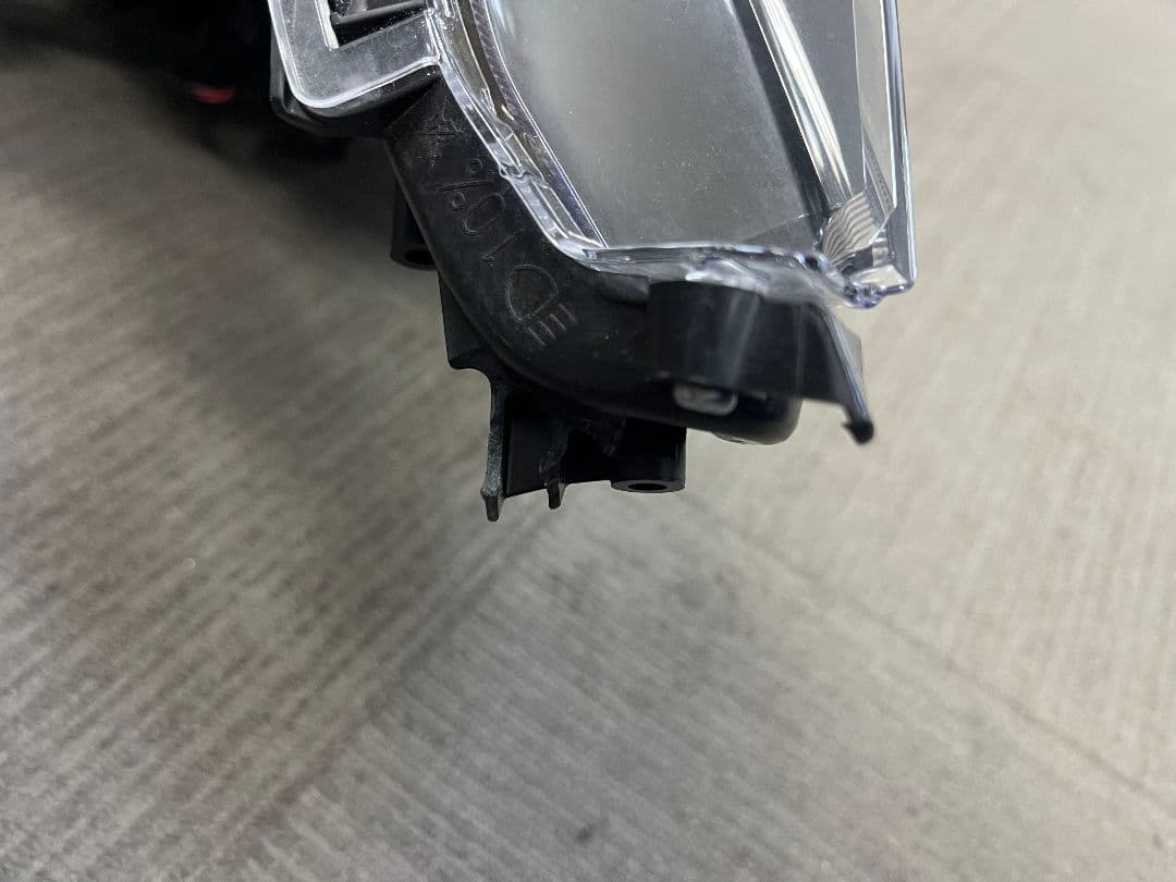 今日までの出品です。ノア　90系右ヘッドランプユニット