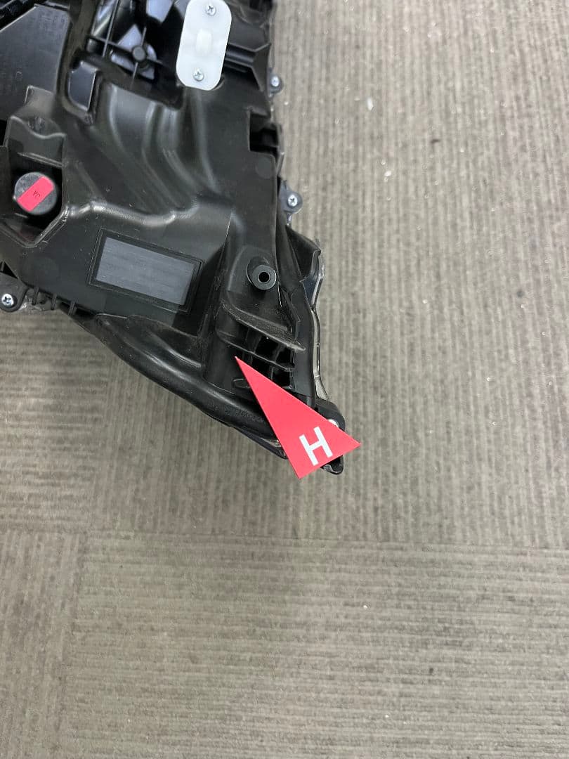今日までの出品です。ノア　90系右ヘッドランプユニット