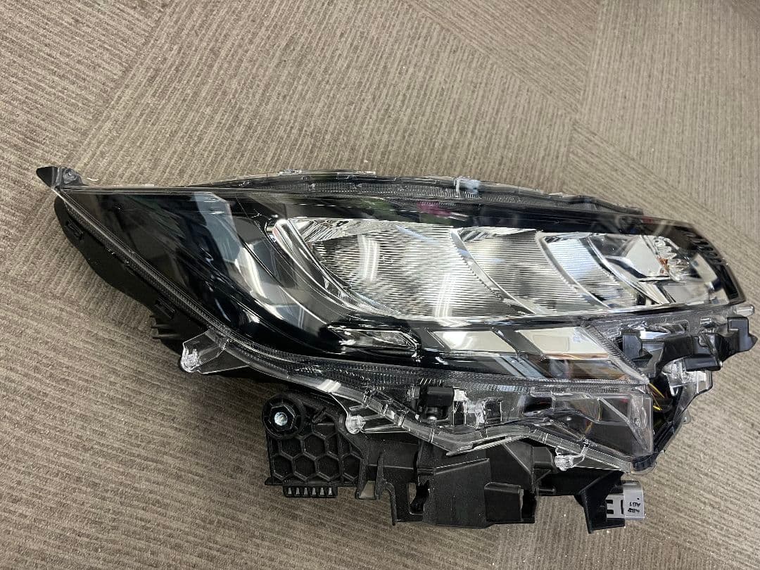 今日までの出品です。ノア　90系右ヘッドランプユニット
