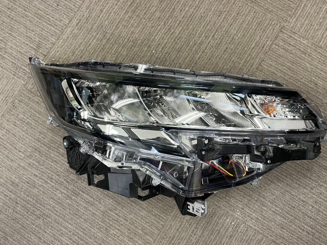 今日までの出品です。ノア　90系右ヘッドランプユニット