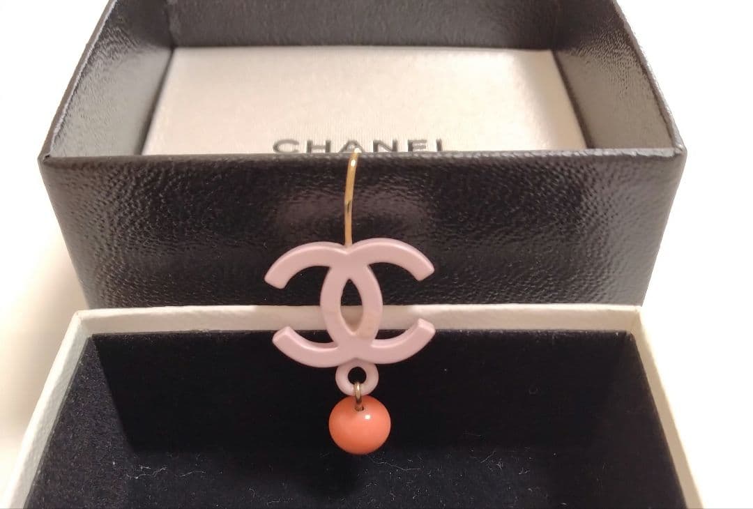 CHANEL サーモンピンク CCロゴ ピアス(片耳用)