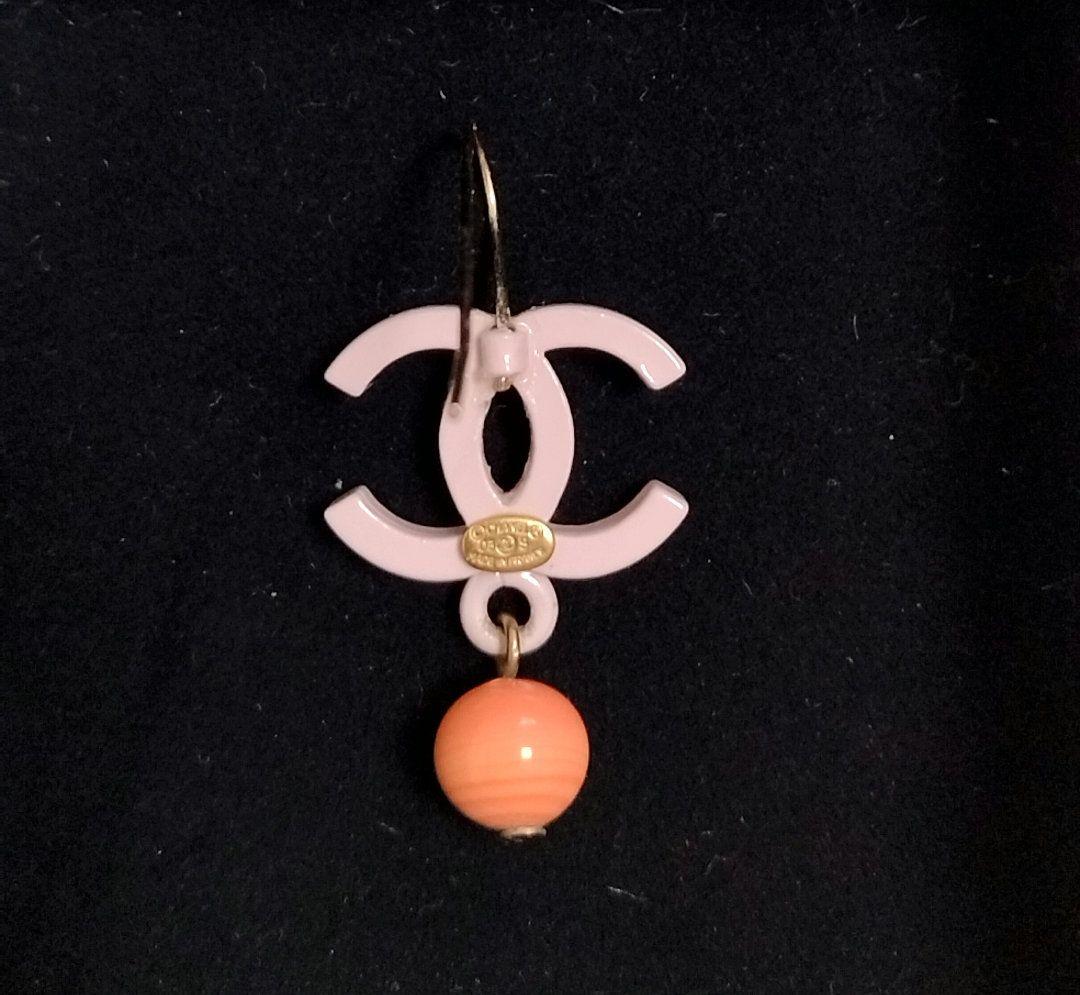 CHANEL サーモンピンク CCロゴ ピアス(片耳用)