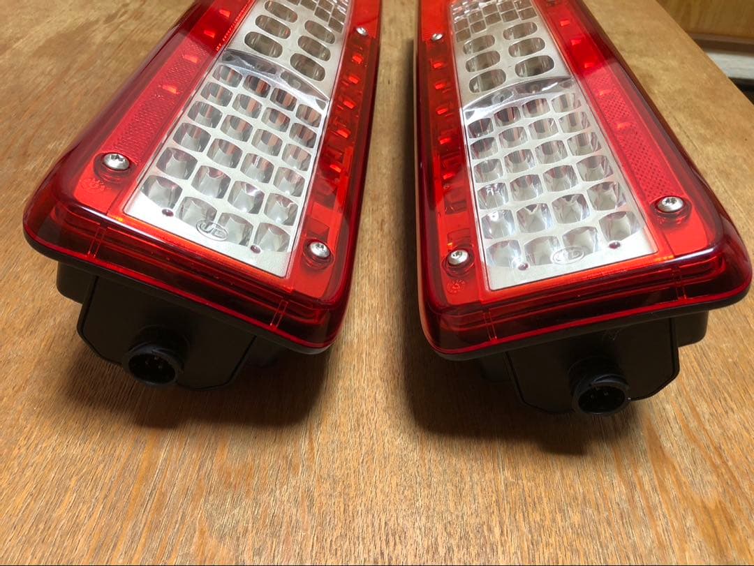 UDトラックス 新型クオン　LEDテールランプ ボルボ　VOLVO