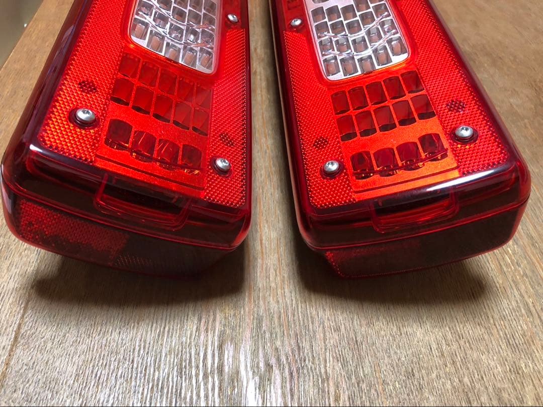 UDトラックス 新型クオン　LEDテールランプ ボルボ　VOLVO