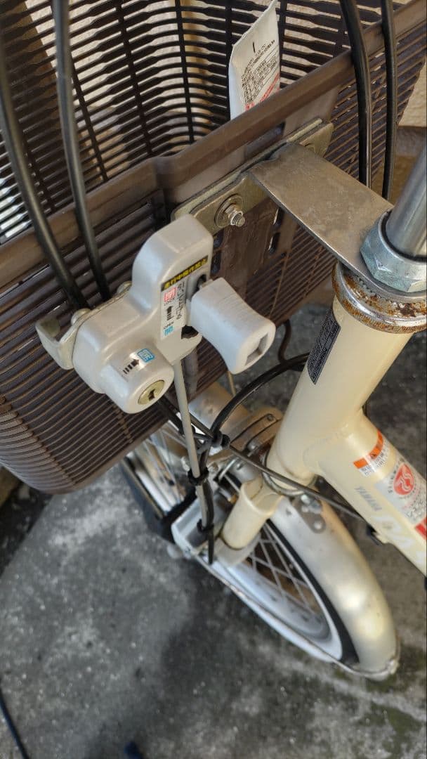 ホワイト三輪自転車 前面バスケット付き