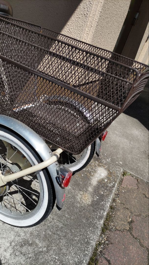 ホワイト三輪自転車 前面バスケット付き