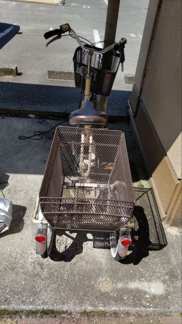 ホワイト三輪自転車 前面バスケット付き