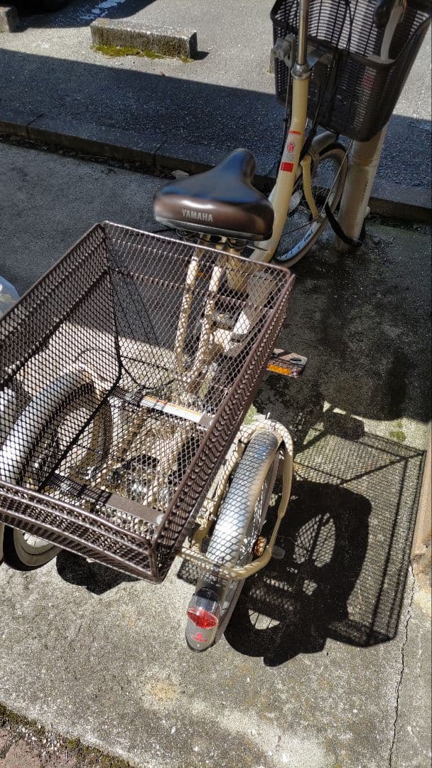 ホワイト三輪自転車 前面バスケット付き