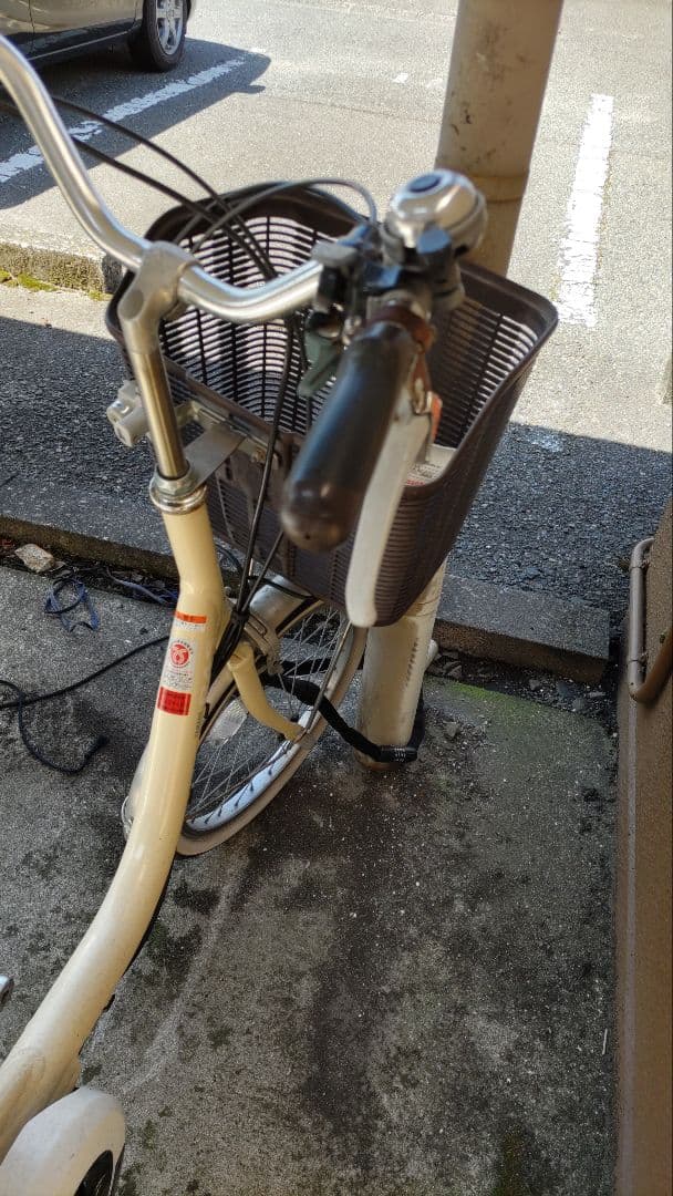 ホワイト三輪自転車 前面バスケット付き