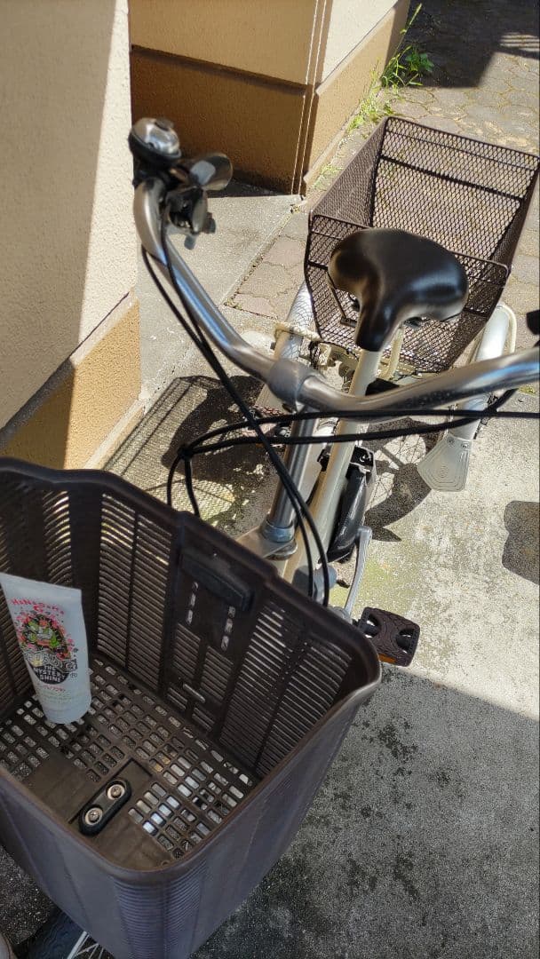 ホワイト三輪自転車 前面バスケット付き