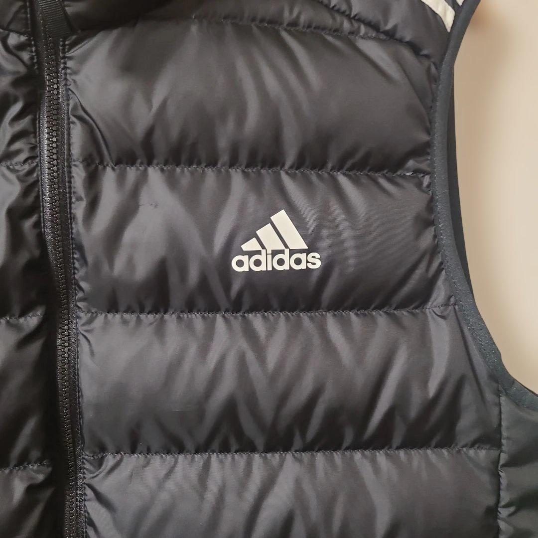 adidas 　アディダス　黒 エッセンシャルズ ダウンベスト メンズ O
