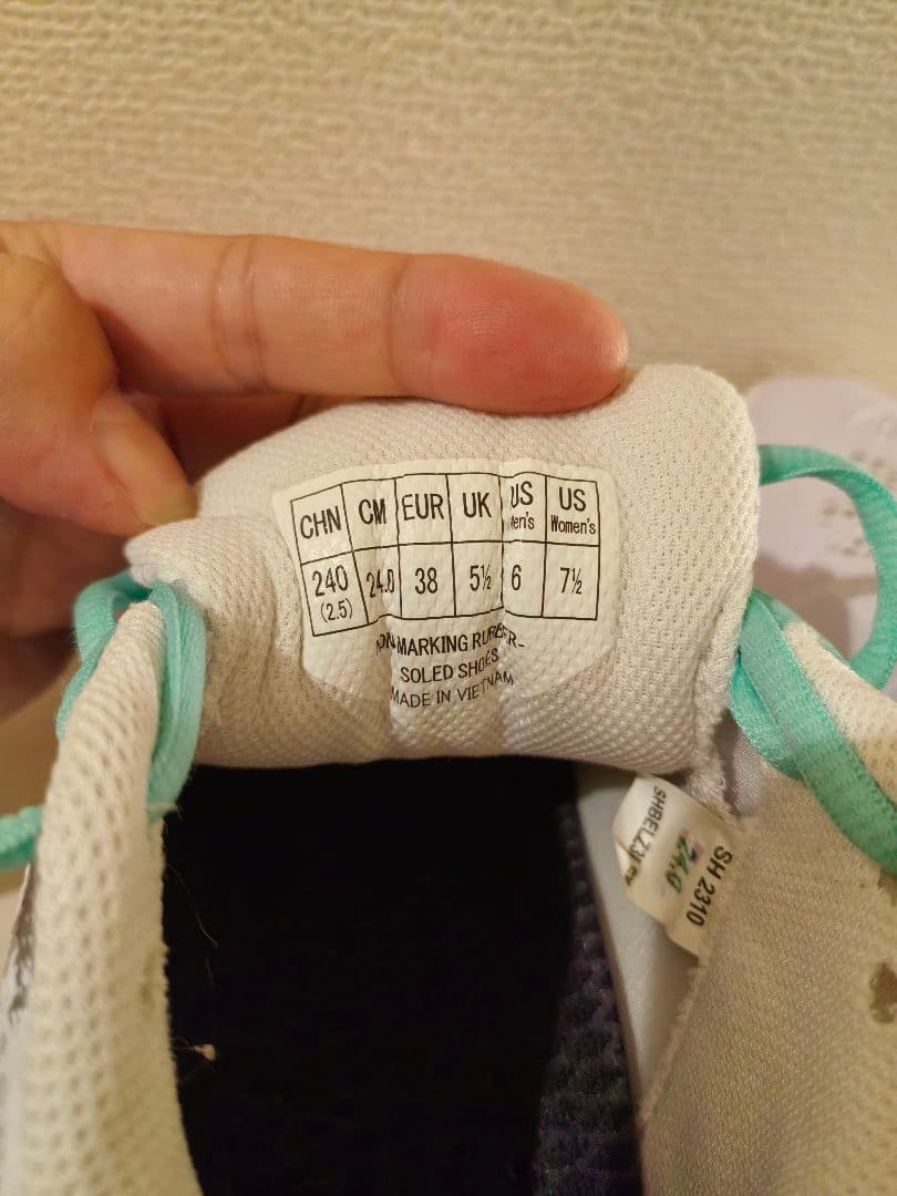 美品　YONEX パワークッションエクリプションZウィメン24CM