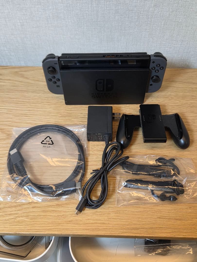 【美品】Nintendo Switch 本体 グレー 完品（おまけ付き）