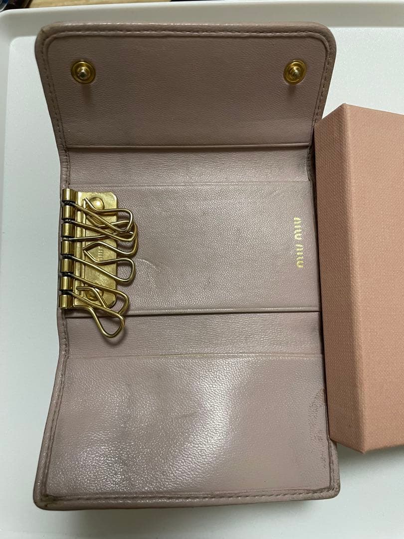 【miu miu】マテラッセ キーケース ピンクベージュ(箱付き)