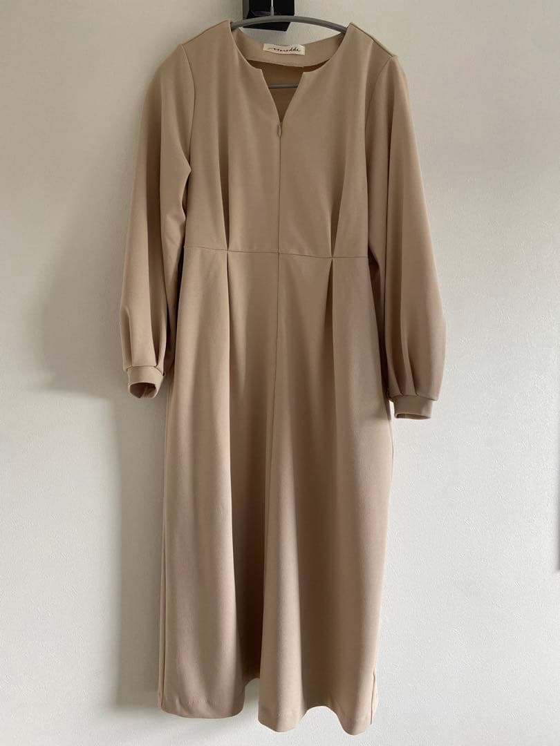 【美品】マタニティ・産後使える　授乳が簡単　上品キーネックのワンピース