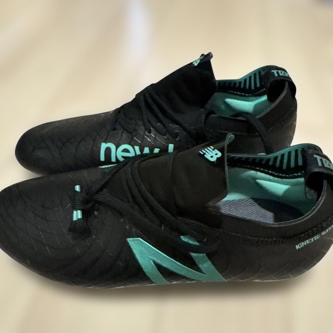 New Balance Kinetic TEKELAサッカーシューズ
