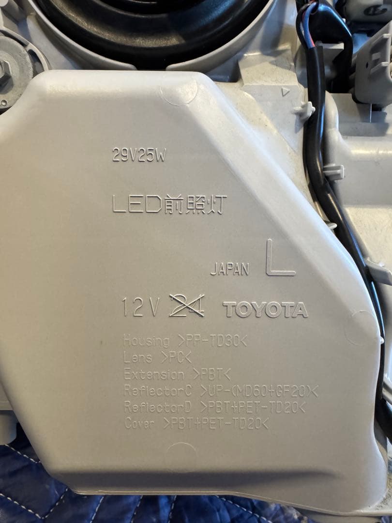 ハイエース　8型　純正ヘッドライト