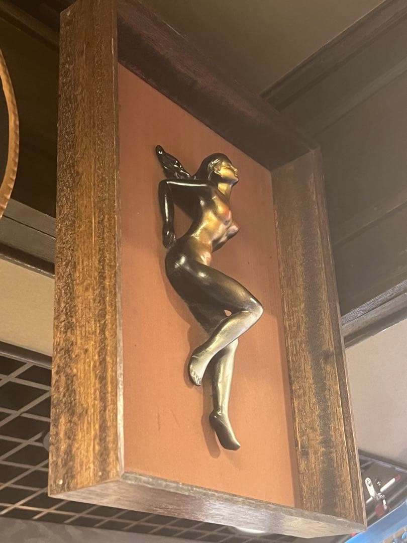 送料込み素敵なセクシーガール彫刻画ブロンズカラーアンティーク木製額縁