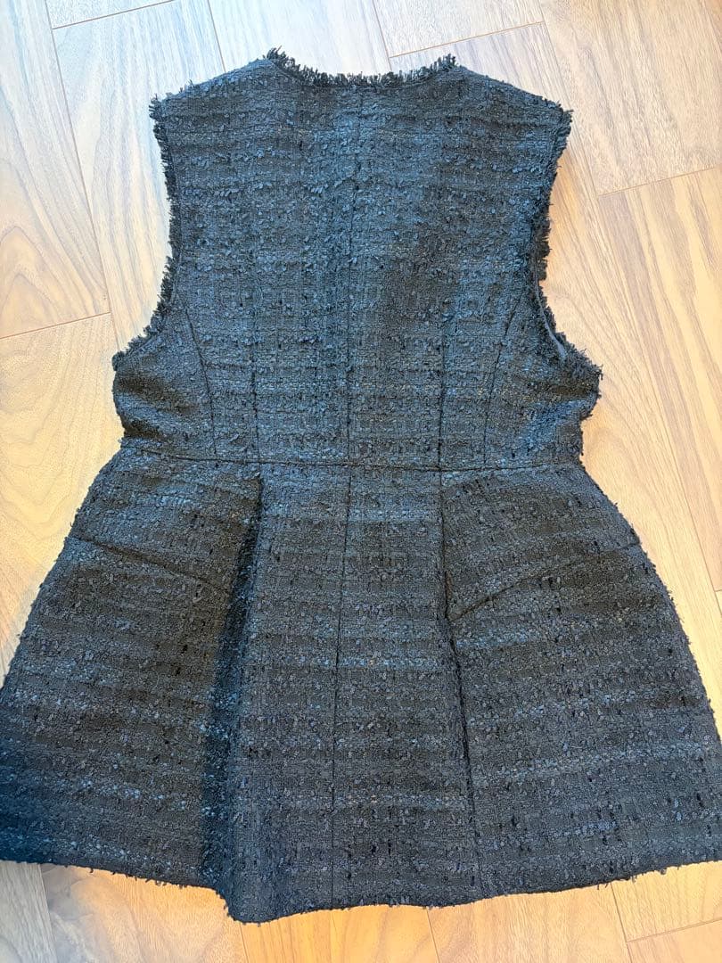 新品同様アルページュストーリー　パールボタンツイードペプラムジレ入学式入園式