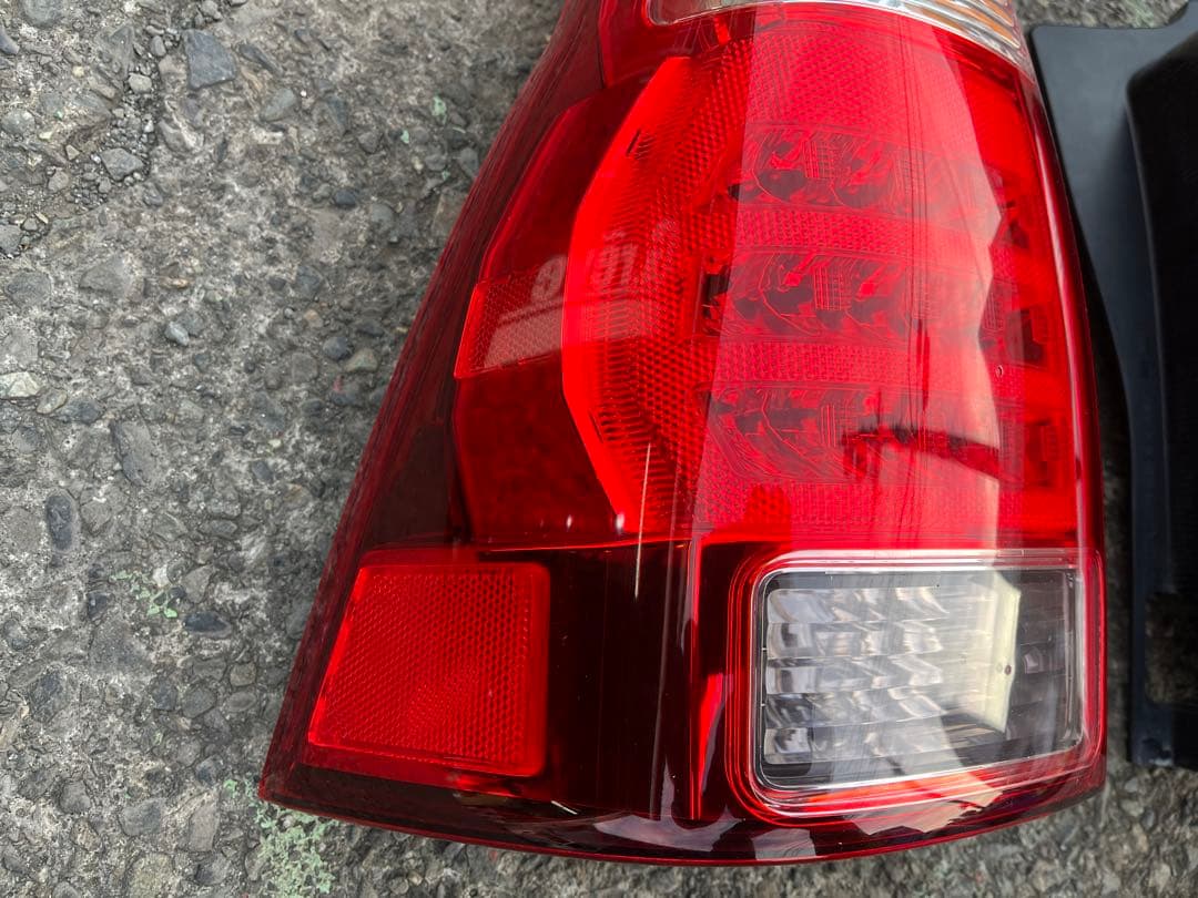 【美品】215 ハイラックスサーフ 後期 純正LEDテールランプ 左(助手席側)