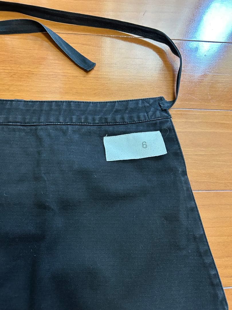黒いジッパーポケット付きエプロン