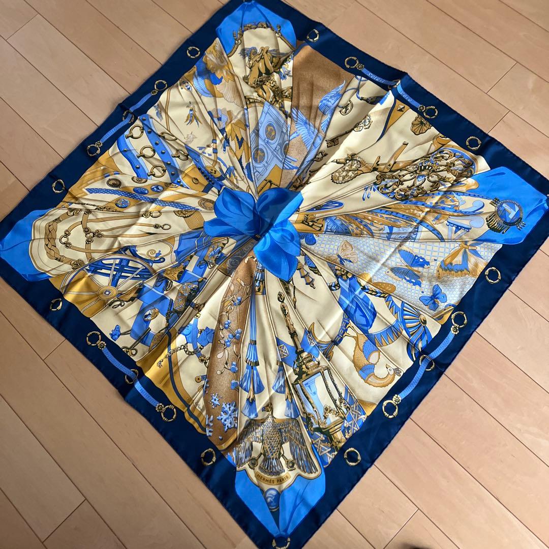 HERMES シルクスカーフ 装飾的デザイン　カレ90