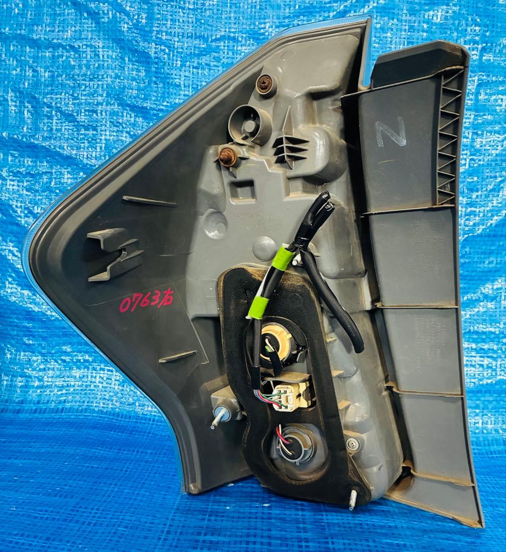 トヨタプリウスα ZVW40W/ZVW41W 後期型 純正テールランプ左右セット