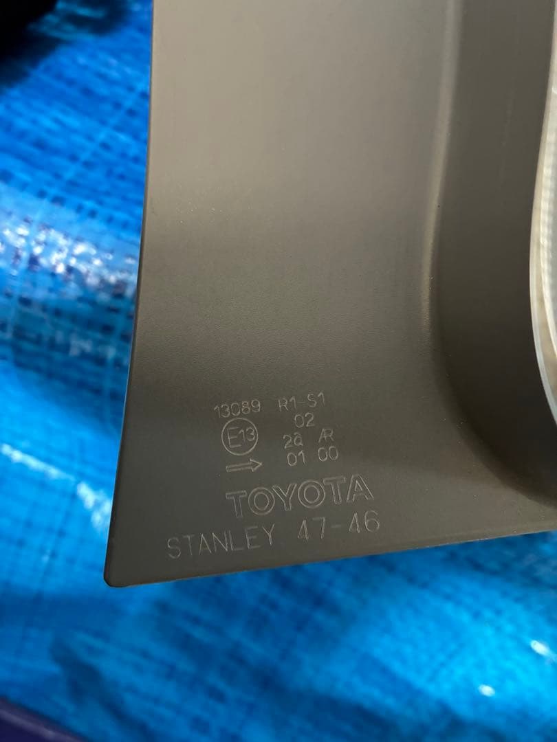 トヨタプリウスα ZVW40W/ZVW41W 後期型 純正テールランプ左右セット