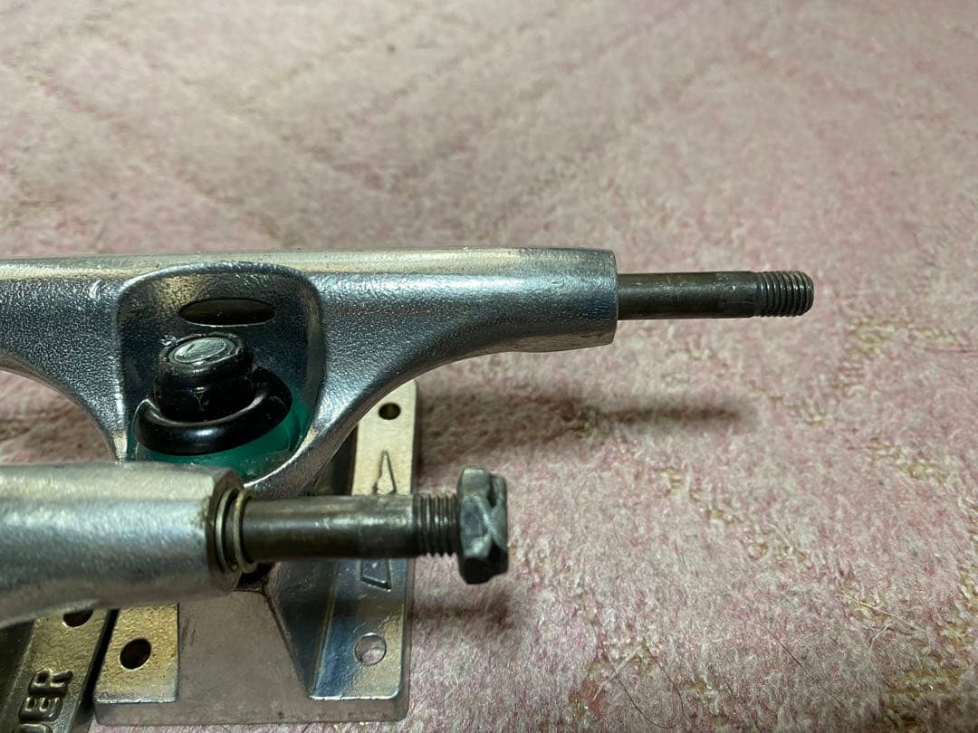 【訳アリ品】新品未使用THUNDER TRUCK HOLLOW 145 HI