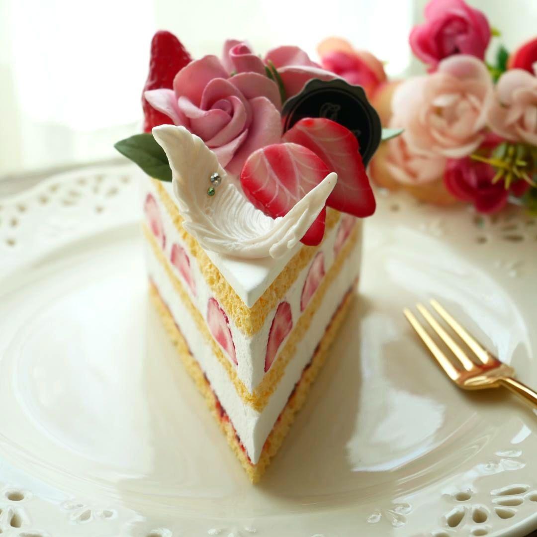 【ルブの森★様】フェイクスイーツ◆薔薇飾♡豪華な苺のショートケーキ◆リアルサイズ