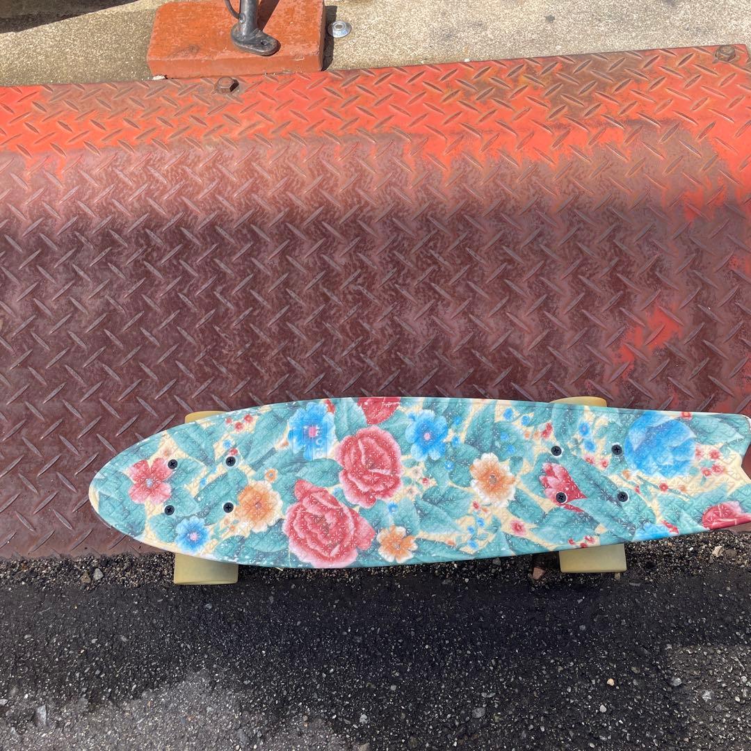 オーストラリア発グローブスケートボード 花柄