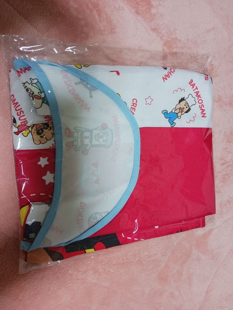 新品　アンパンマン　エプロン　みんなあつまれ