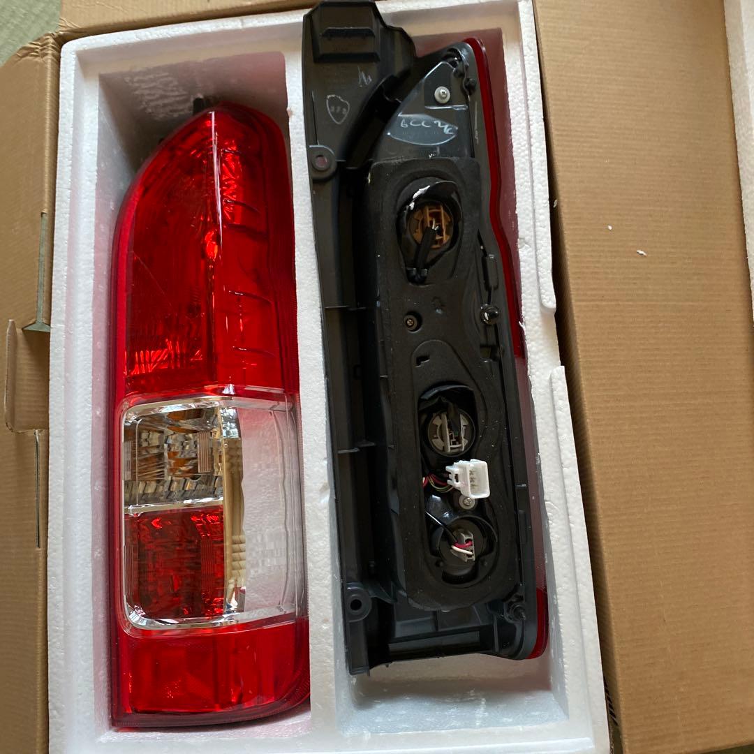 テールランプ 赤 2個セット　ハイエース200系