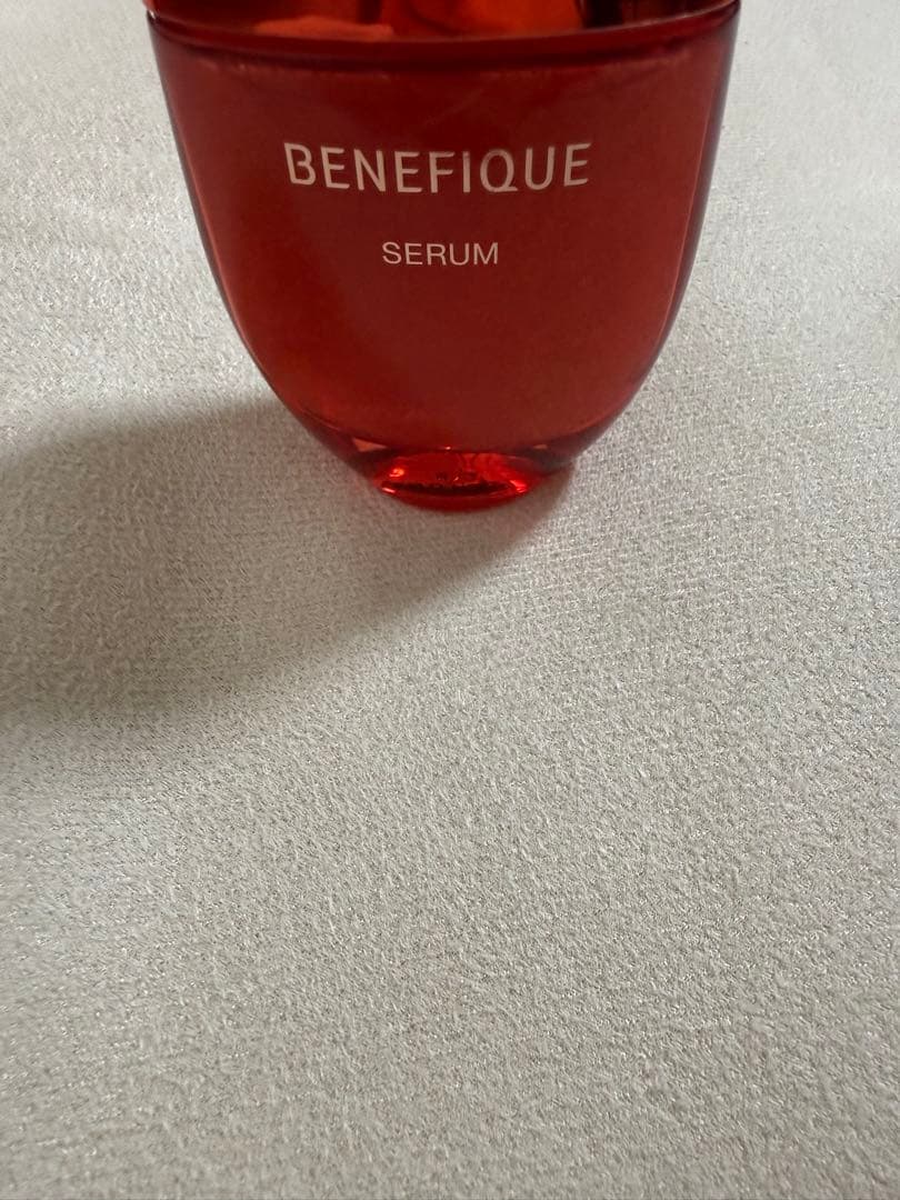 BENEFIQUE SERUM 赤