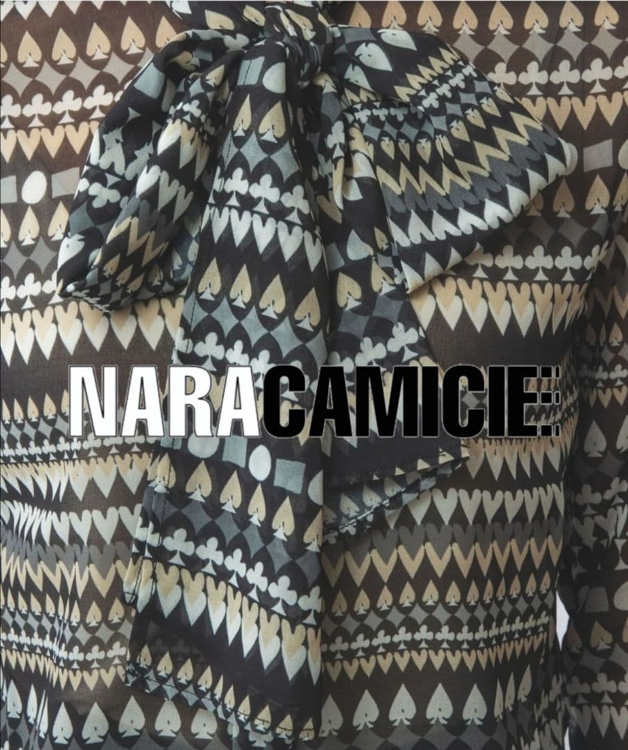 【極美品28600円】ナラカミーチェ♦大きめ✨トランプ柄シフォンボウタイ
