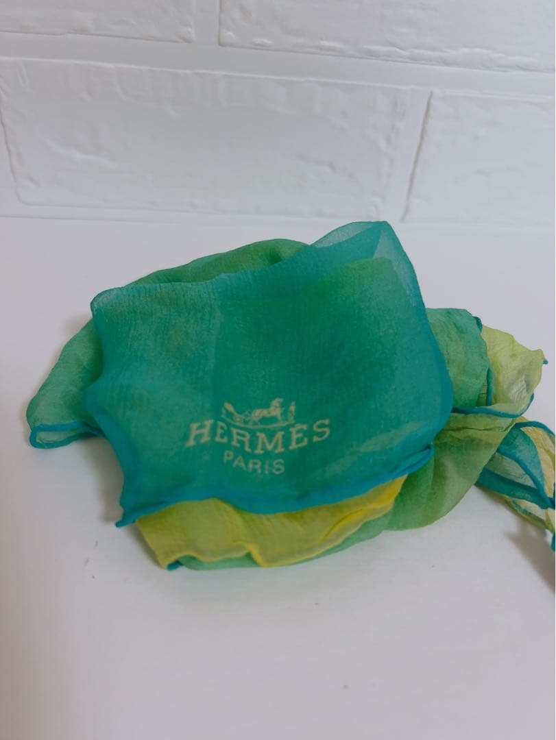 エルメス　HERMES スカーフ　ミニ　薄手　イエロー〜グリーン系