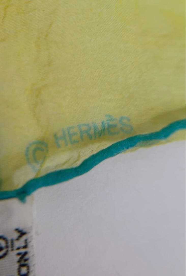 エルメス　HERMES スカーフ　ミニ　薄手　イエロー〜グリーン系