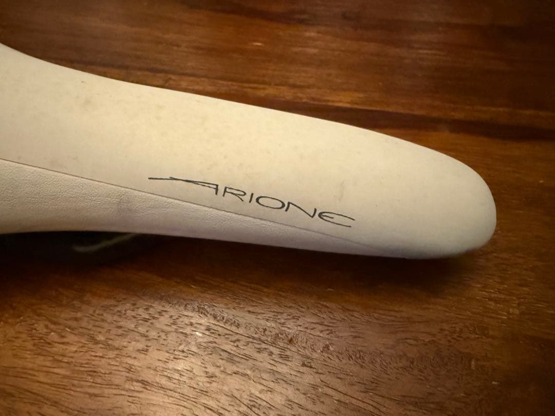 フィジーク Fizik アリオネARIONE R1 カーボンレールサドルホワイト
