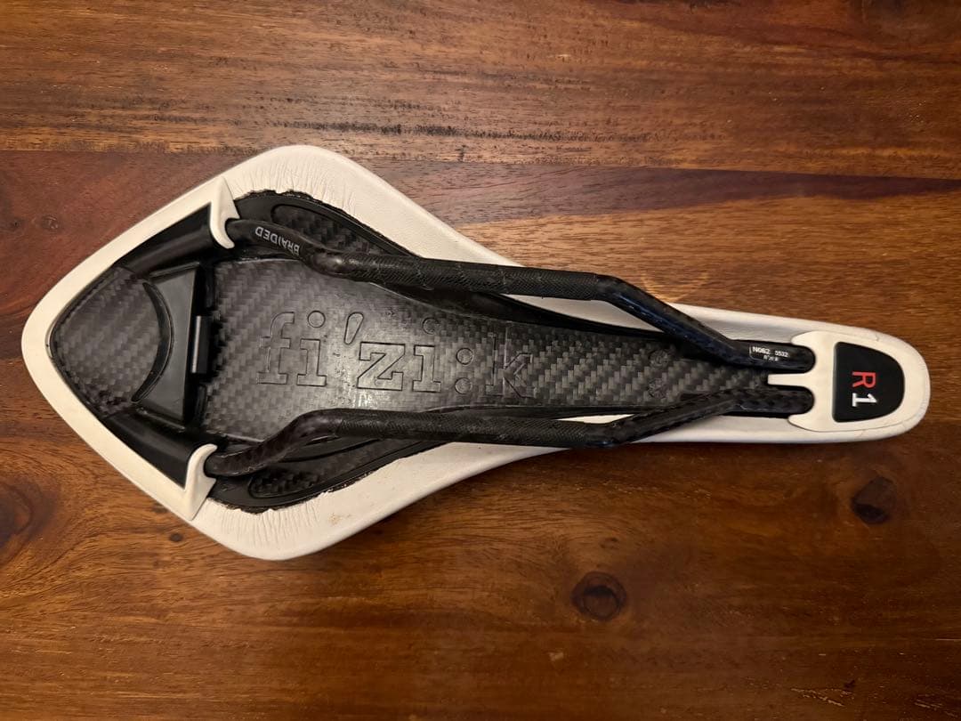 フィジーク Fizik アリオネARIONE R1 カーボンレールサドルホワイト
