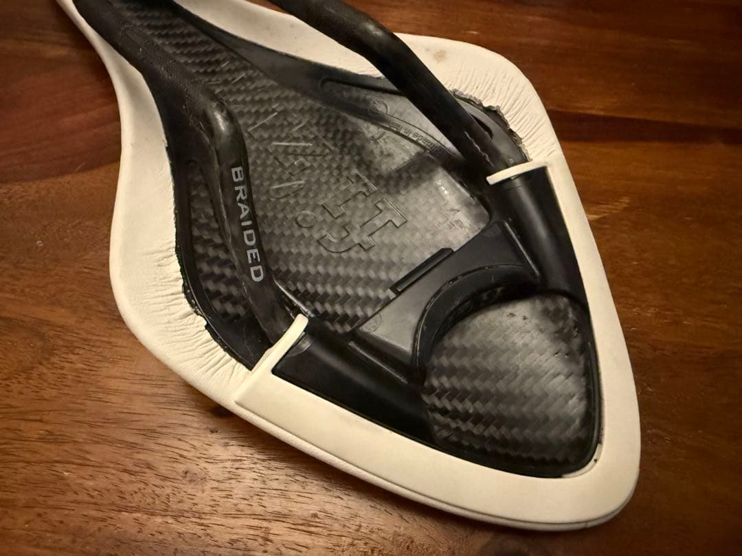 フィジーク Fizik アリオネARIONE R1 カーボンレールサドルホワイト