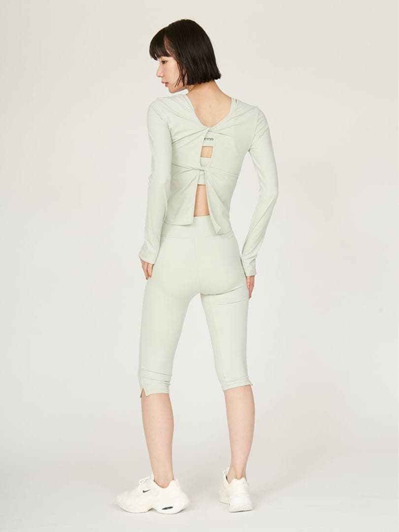 emmi yoga新品⭐️サステナレッチデザインプルオーバー水陸両用ラッシュガード