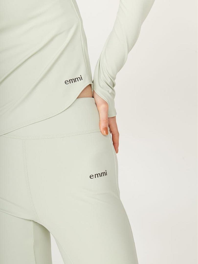 emmi yoga新品⭐️サステナレッチデザインプルオーバー水陸両用ラッシュガード