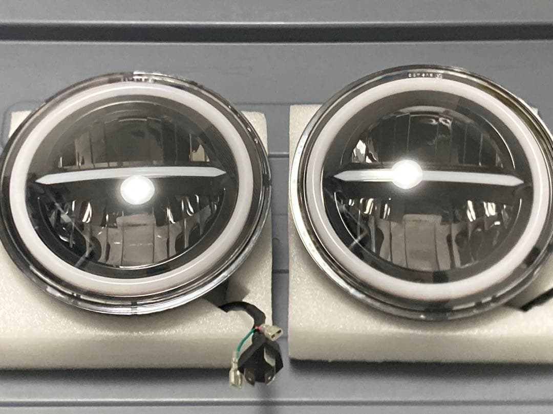 新品 汎用7インチLEDヘッドライト デイライト ジムニー ランクル ラングラー